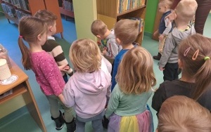 Pierwsza wizyta w bibliotece grupy 3 - 4 latków (4)