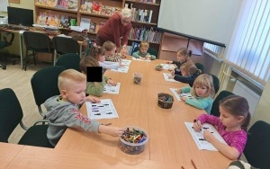 Pierwsza wizyta w bibliotece grupy 3 - 4 latków (11)