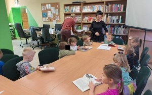 Pierwsza wizyta w bibliotece grupy 3 - 4 latków (13)