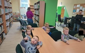 Pierwsza wizyta w bibliotece grupy 3 - 4 latków (15)