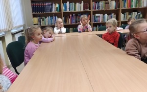  Zajęcia biblioteczne w grupie 6 latków (4)