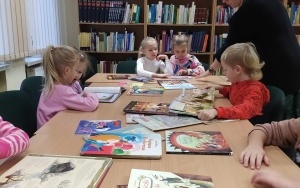  Zajęcia biblioteczne w grupie 6 latków (12)