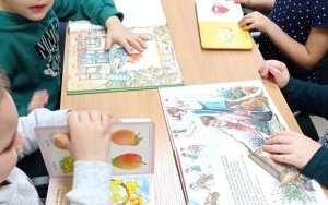 "Zdrowe i kolorowe warzywa i owoce" - zajęcia biblioteczne w grupie 4 - 5 latków (5)