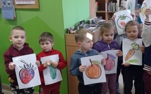 "Zdrowe i kolorowe warzywa i owoce" - zajęcia biblioteczne w grupie 4 - 5 latków (4)