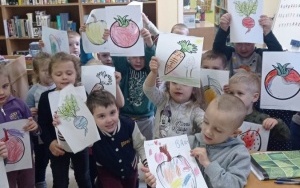 "Zdrowe i kolorowe warzywa i owoce" - zajęcia biblioteczne w grupie 4 - 5 latków (10)