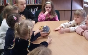 "Międzynarodowy Dzień Puzzli" - zajęcia biblioteczne w grupie 6 latków (7)