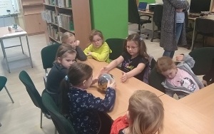 "Międzynarodowy Dzień Puzzli" - zajęcia biblioteczne w grupie 6 latków (8)
