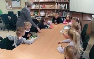 "Międzynarodowy Dzień Puzzli" - zajęcia biblioteczne w grupie 6 latków (11)