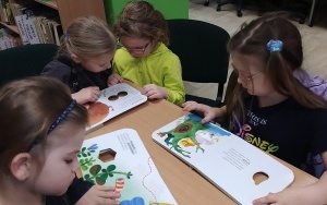 "Międzynarodowy Dzień Puzzli" - zajęcia biblioteczne w grupie 6 latków (13)