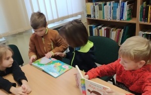 "Międzynarodowy Dzień Puzzli" - zajęcia biblioteczne w grupie 6 latków (14)