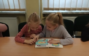 "Międzynarodowy Dzień Puzzli" - zajęcia biblioteczne w grupie 6 latków (15)