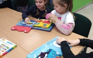 "Międzynarodowy Dzień Puzzli" - zajęcia biblioteczne w grupie 6 latków (2)