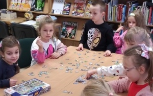 "Międzynarodowy Dzień Puzzli" - zajęcia biblioteczne w grupie 6 latków (6)