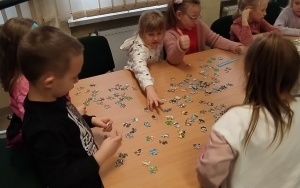 "Międzynarodowy Dzień Puzzli" - zajęcia biblioteczne w grupie 6 latków (7)