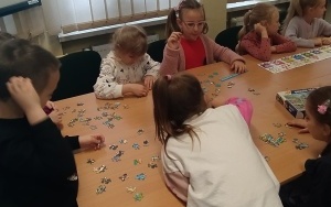 "Międzynarodowy Dzień Puzzli" - zajęcia biblioteczne w grupie 6 latków (8)