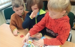 "Międzynarodowy Dzień Puzzli" - zajęcia biblioteczne w grupie 6 latków (9)