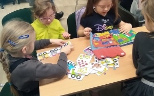 "Międzynarodowy Dzień Puzzli" - zajęcia biblioteczne w grupie 6 latków (10)