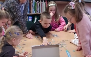 "Międzynarodowy Dzień Puzzli" - zajęcia biblioteczne w grupie 6 latków (11)