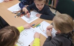 "Międzynarodowy Dzień Puzzli" - zajęcia biblioteczne w grupie 6 latków (12)