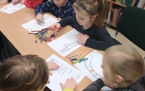 "Międzynarodowy Dzień Puzzli" - zajęcia biblioteczne w grupie 6 latków (13)