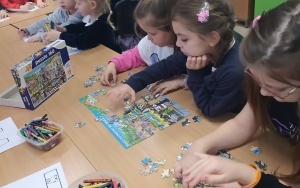 "Międzynarodowy Dzień Puzzli" - zajęcia biblioteczne w grupie 6 latków (17)