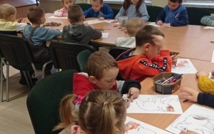 "Dzień Niedźwiedzia" - zajęcia biblioteczne w grupie 4 - 5 latków (6)