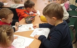 "Dzień Niedźwiedzia" - zajęcia biblioteczne w grupie 4 - 5 latków (1)