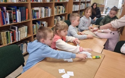 "Międzynarodowy Dzień Puzzli" - zajęcia biblioteczne w grupie 5 - 6 latków  (20)