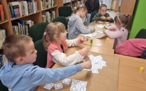"Międzynarodowy Dzień Puzzli" - zajęcia biblioteczne w grupie 5 - 6 latków  (1)