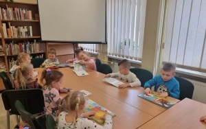 "Międzynarodowy Dzień Puzzli" - zajęcia biblioteczne w grupie 5 - 6 latków  (4)