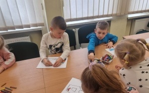 "Międzynarodowy Dzień Puzzli" - zajęcia biblioteczne w grupie 5 - 6 latków  (5)
