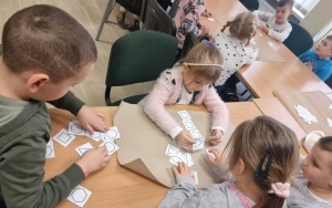 "Międzynarodowy Dzień Puzzli" - zajęcia biblioteczne w grupie 5 - 6 latków  (6)