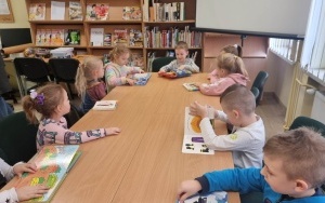 "Międzynarodowy Dzień Puzzli" - zajęcia biblioteczne w grupie 5 - 6 latków  (8)