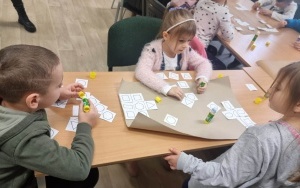 "Międzynarodowy Dzień Puzzli" - zajęcia biblioteczne w grupie 5 - 6 latków  (11)