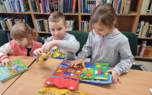 "Międzynarodowy Dzień Puzzli" - zajęcia biblioteczne w grupie 5 - 6 latków  (12)
