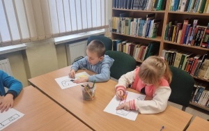 "Międzynarodowy Dzień Puzzli" - zajęcia biblioteczne w grupie 5 - 6 latków  (15)