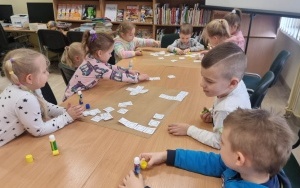 "Międzynarodowy Dzień Puzzli" - zajęcia biblioteczne w grupie 5 - 6 latków  (16)