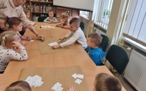 "Międzynarodowy Dzień Puzzli" - zajęcia biblioteczne w grupie 5 - 6 latków  (18)