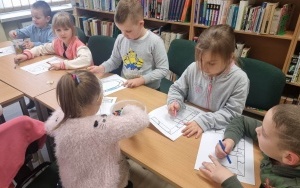 "Międzynarodowy Dzień Puzzli" - zajęcia biblioteczne w grupie 5 - 6 latków  (19)