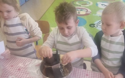Pieczenie ciasta w grupie 5 - 6 latków (6)