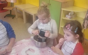 Pieczenie ciasta w grupie 5 - 6 latków (2)