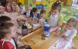 Pieczenie ciasta w grupie 5 - 6 latków (3)