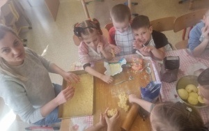 Pieczenie ciasta w grupie 5 - 6 latków (5)
