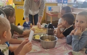Pieczenie ciasta w grupie 5 - 6 latków (6)