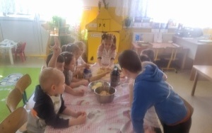 Pieczenie ciasta w grupie 5 - 6 latków (9)