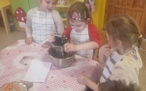 Pieczenie ciasta w grupie 5 - 6 latków (10)