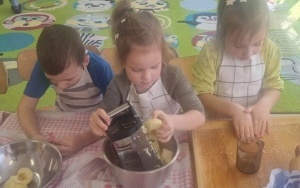 Pieczenie ciasta w grupie 5 - 6 latków (14)
