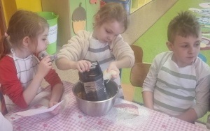 Pieczenie ciasta w grupie 5 - 6 latków (18)
