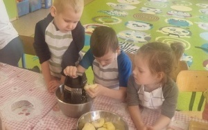 Pieczenie ciasta w grupie 5 - 6 latków (4)