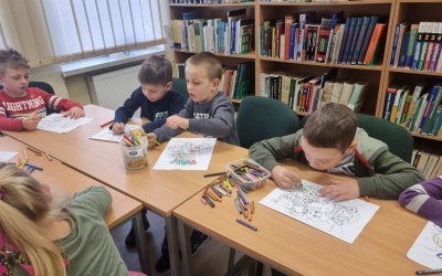 "Międzynarodowy Dzień Pisarzy" - zajęcia biblioteczne w grupie 5 - 6 latków (16)